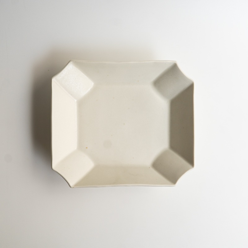 【個展予約商品】マット釉白磁入隅皿　宮田竜司