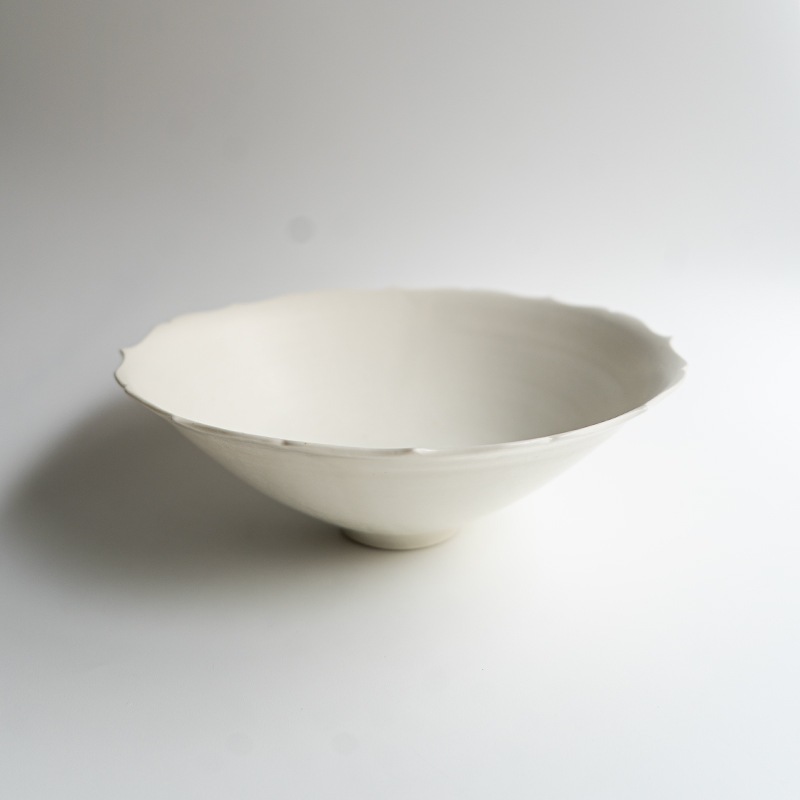 【個展予約商品】マット釉白磁稜花鉢7寸　宮田竜司