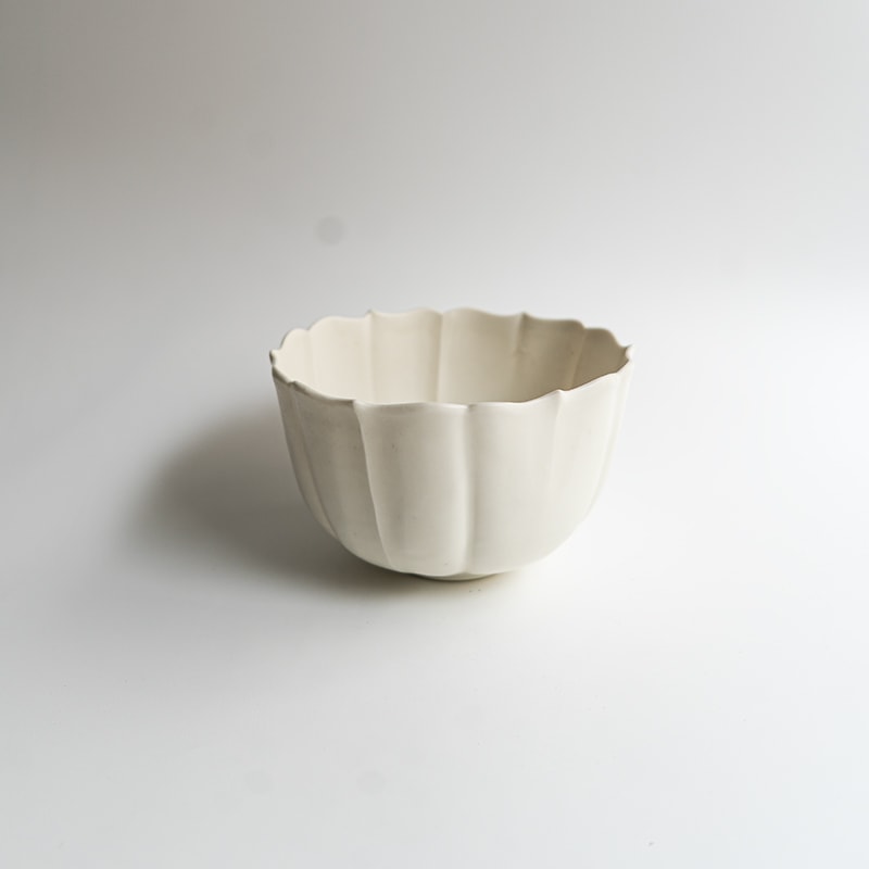 【個展】マット釉白磁稜花鉢丸 中　宮田竜司