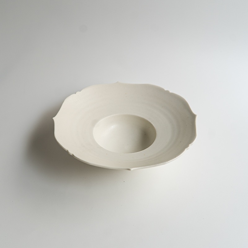 【個展予約商品】マット釉白磁稜花リム鉢　宮田竜司
