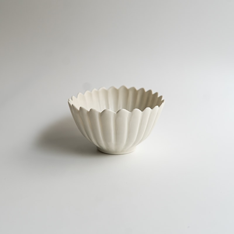 【個展】マット釉白磁菊小鉢　宮田竜司
