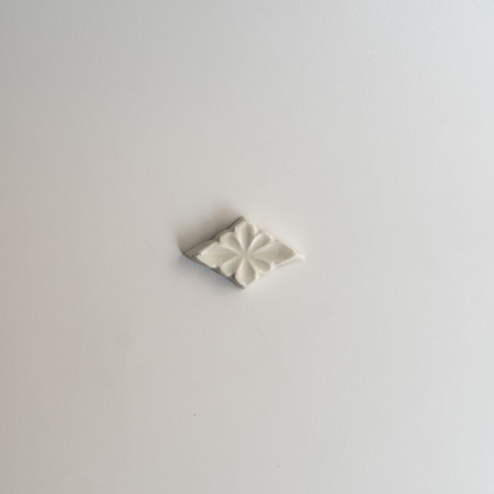 【個展予約商品】マット釉白磁箸置き菱形　宮田竜司