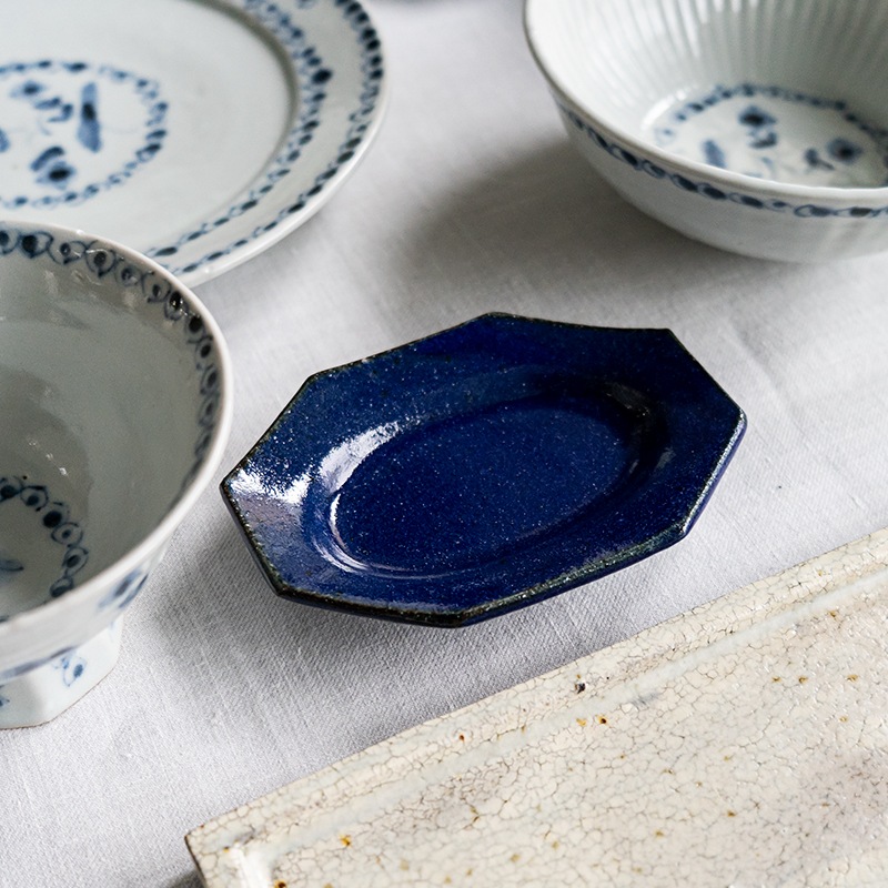 料理の映える青を取り入れたコーディネート