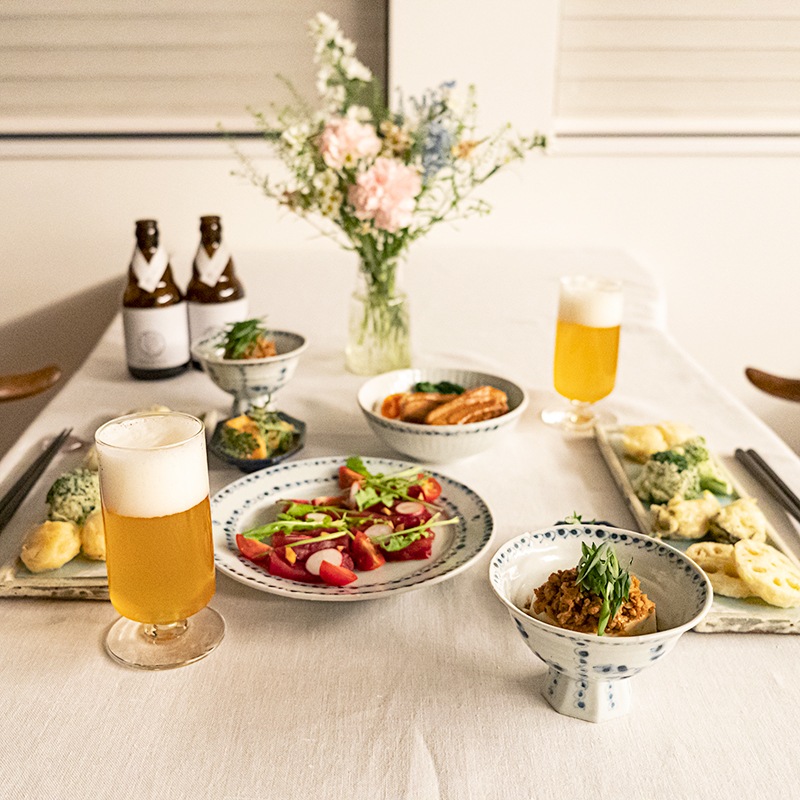 料理の映える青を取り入れたコーディネート