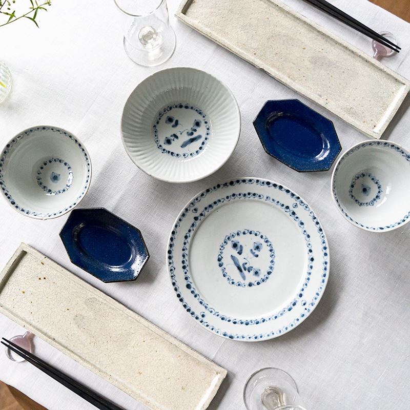 料理の映える青を取り入れたコーディネート