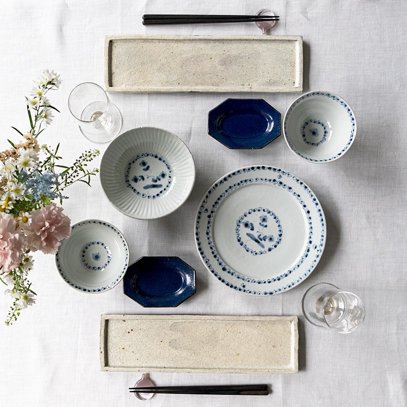 料理の映える青を取り入れたコーディネート