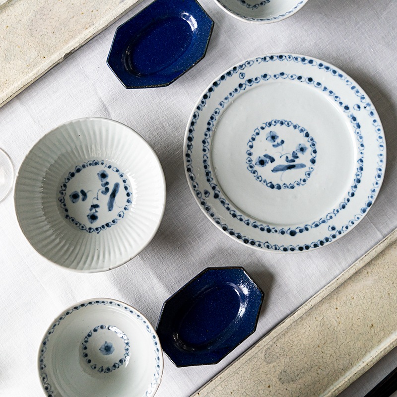 料理の映える青を取り入れたコーディネート