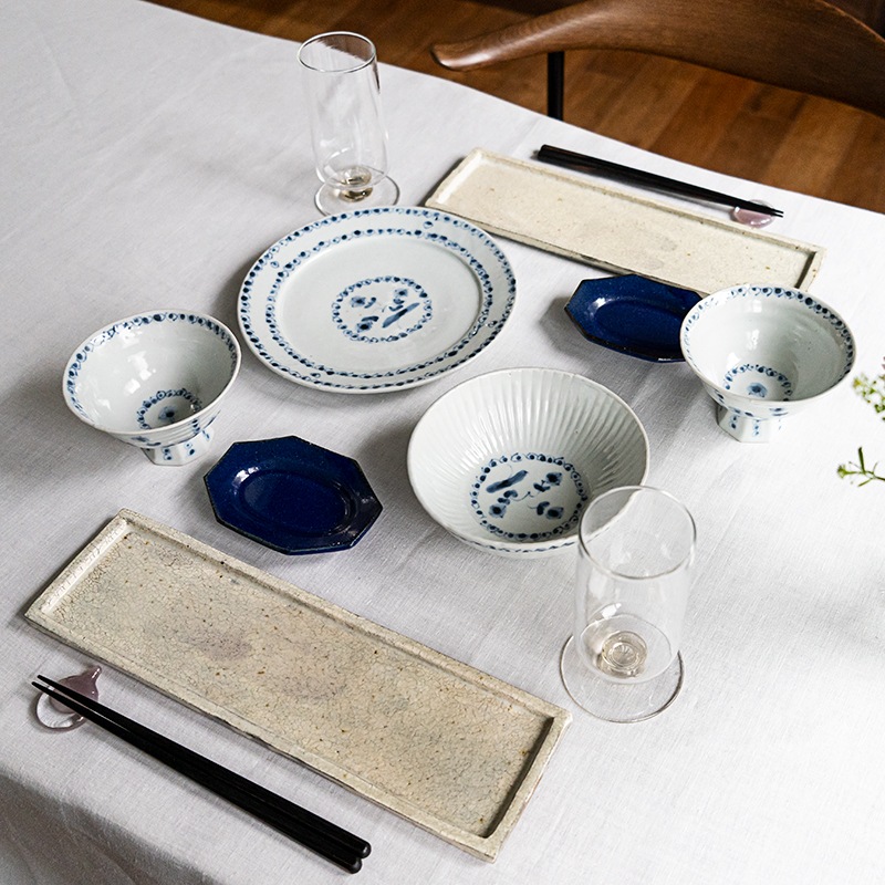 料理の映える青を取り入れたコーディネート