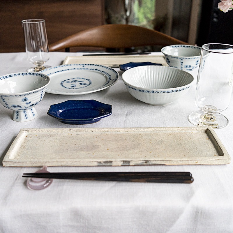 料理の映える青を取り入れたコーディネート