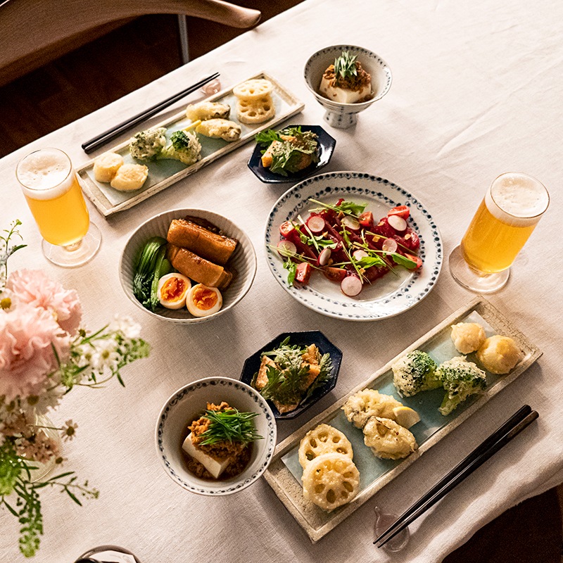 料理の映える青を取り入れたコーディネート