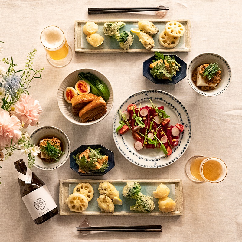 料理の映える青を取り入れたコーディネート