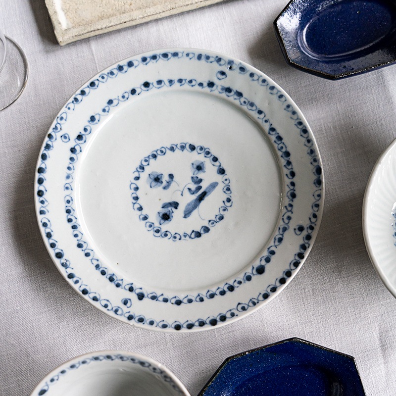 料理の映える青を取り入れたコーディネート