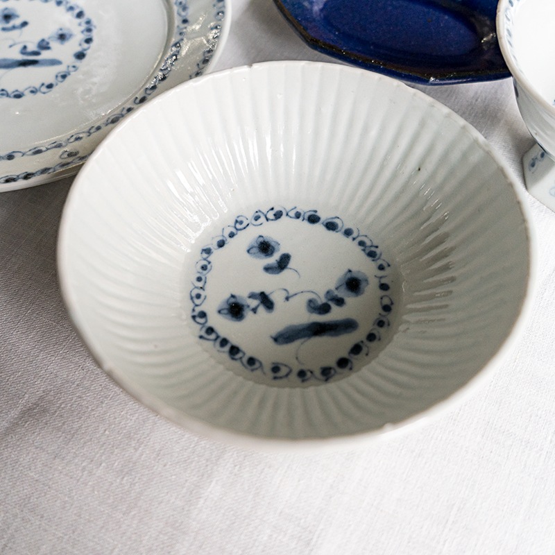 料理の映える青を取り入れたコーディネート