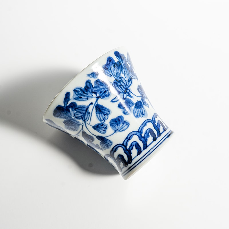 端反り湯呑み染付唐草 萠窯 | すべての商品 | 【公式通販】器のある暮らし