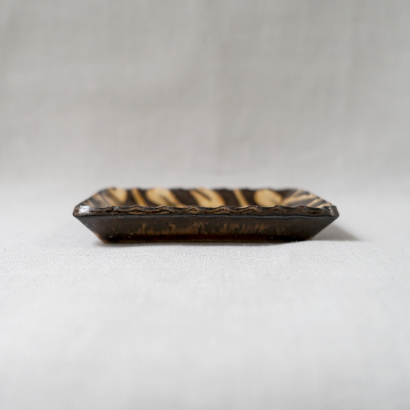 スリップウェア角プレート豆(ジグザグ文様) 伊藤丈浩 | カテゴリー