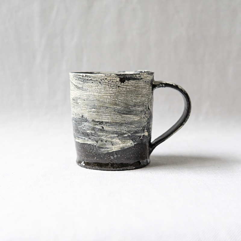 黒地刷毛目マグ　尾形アツシ