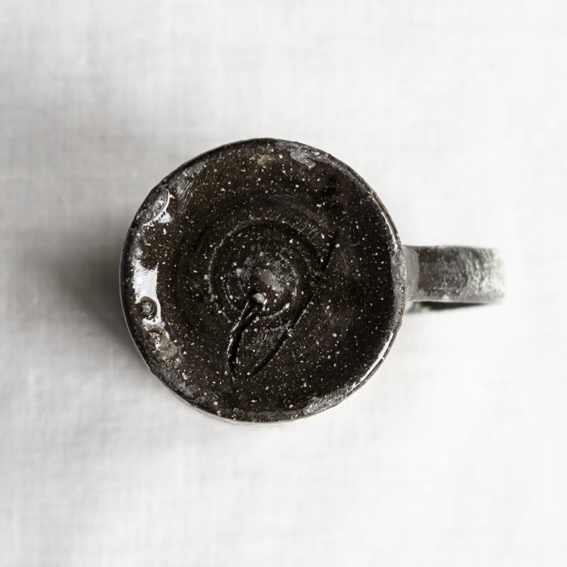 黒地刷毛目マグ　尾形アツシ