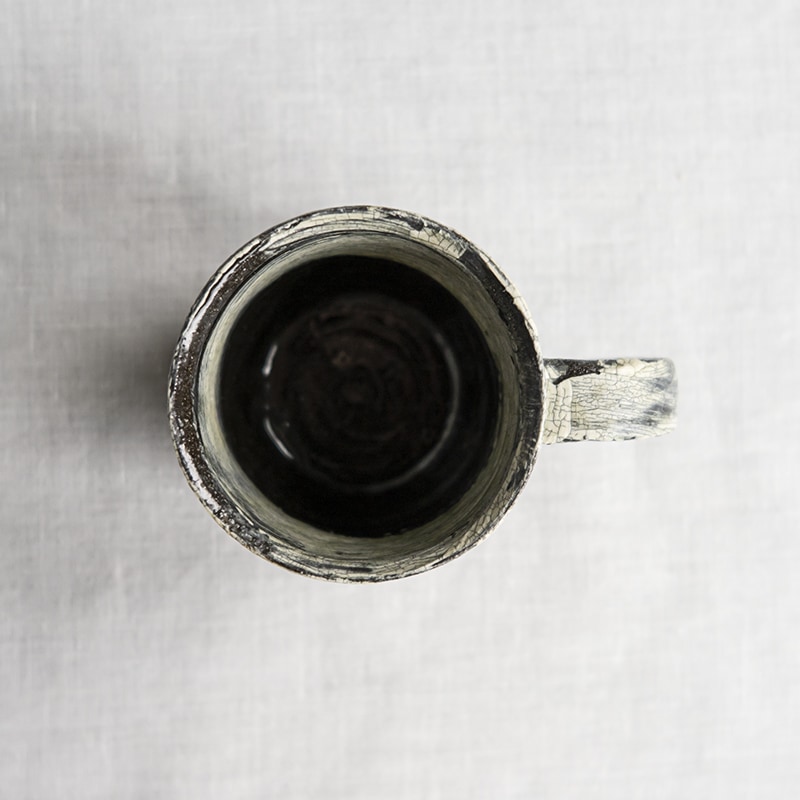 黒地刷毛目マグ　尾形アツシ