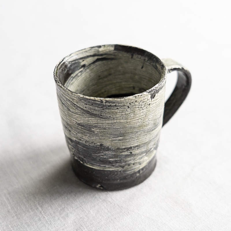 黒地刷毛目マグ　尾形アツシ