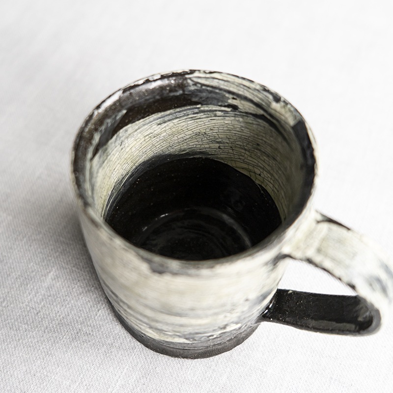 黒地刷毛目マグ　尾形アツシ