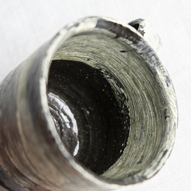 黒地刷毛目マグ　尾形アツシ