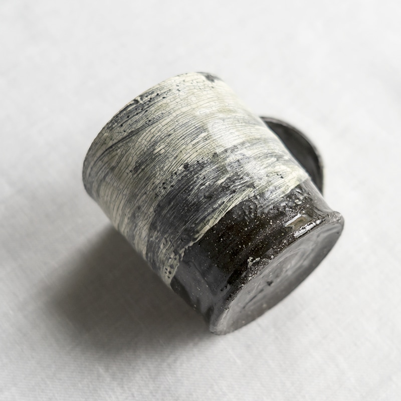 黒地刷毛目マグ　尾形アツシ