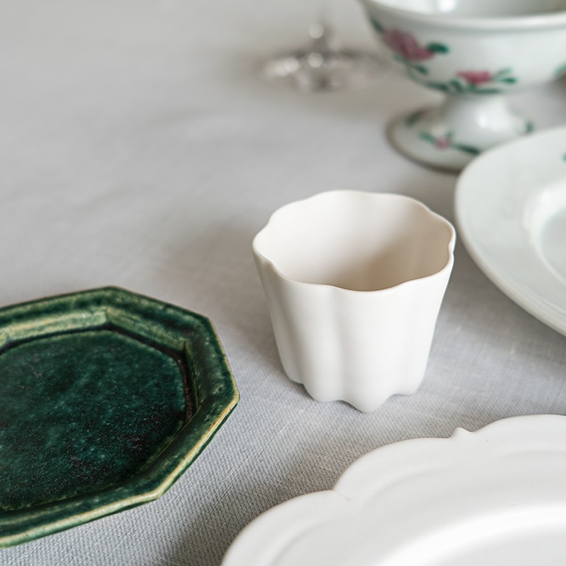 花彩る色絵と白磁のコーディネート