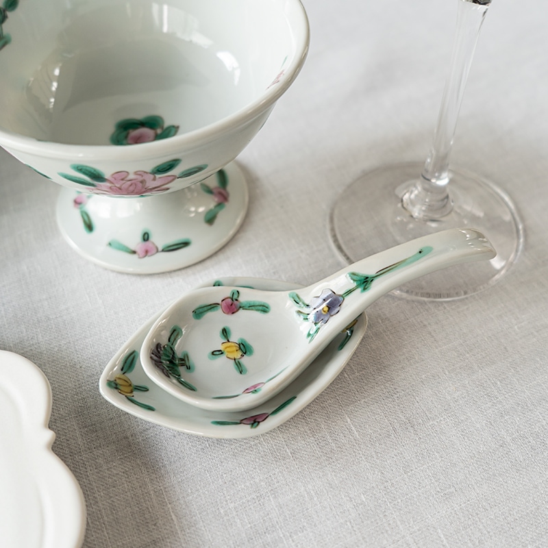 花彩る色絵と白磁のコーディネート