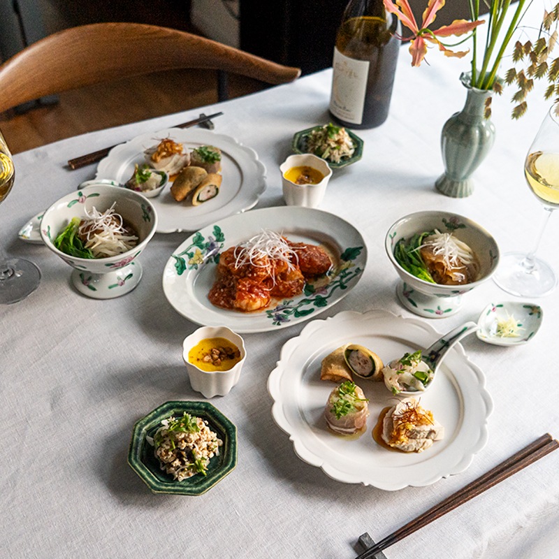 花彩る色絵と白磁のコーディネート