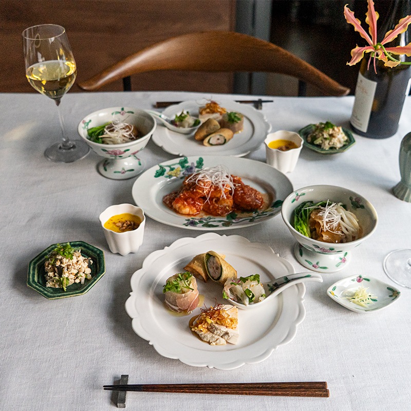 花彩る色絵と白磁のコーディネート