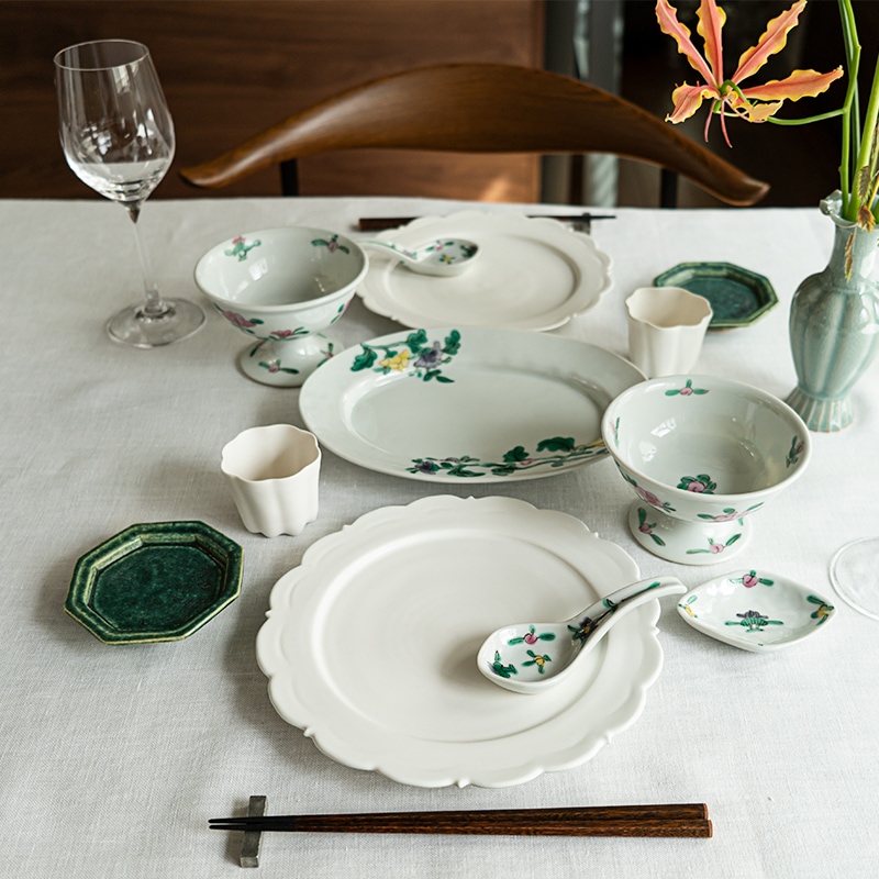 花彩る色絵と白磁のコーディネート