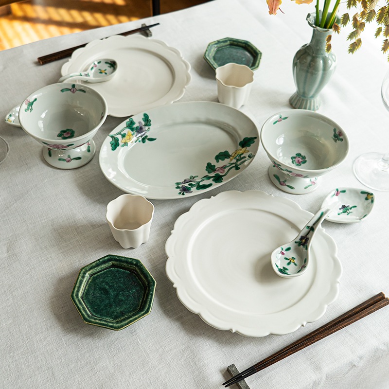 花彩る色絵と白磁のコーディネート