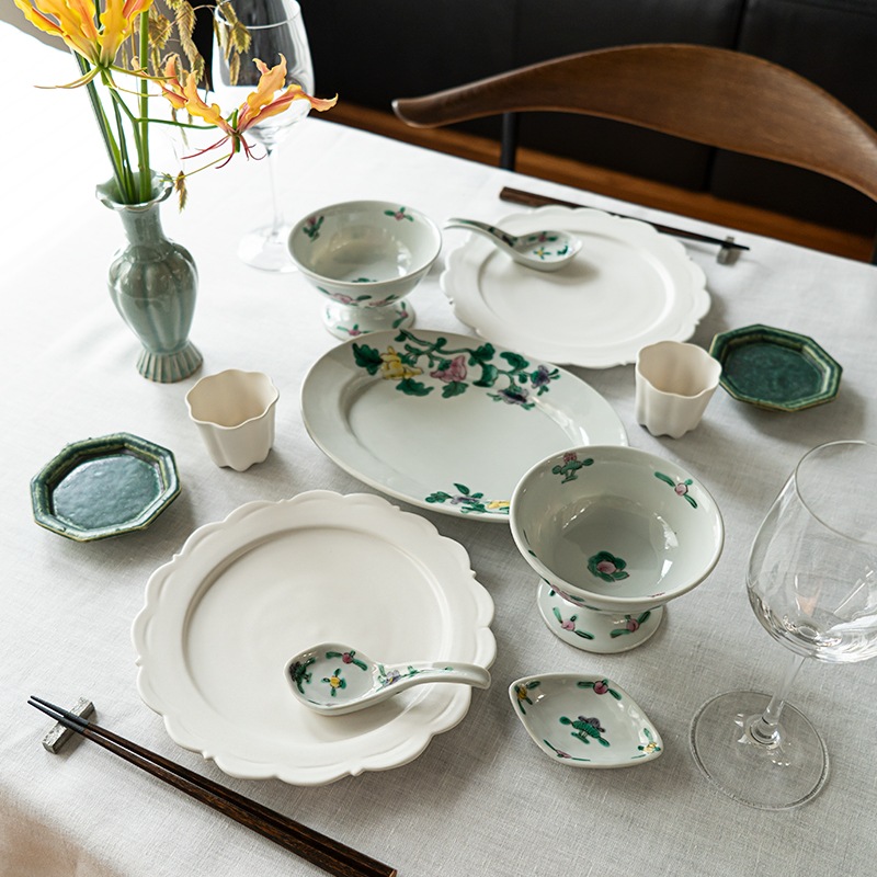 花彩る色絵と白磁のコーディネート