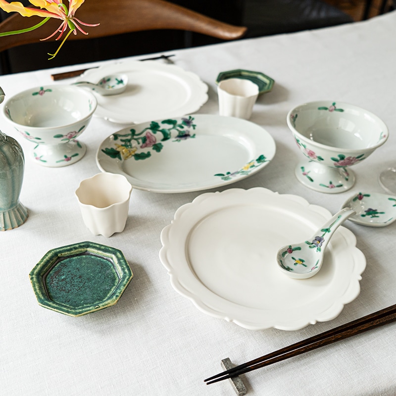 花彩る色絵と白磁のコーディネート