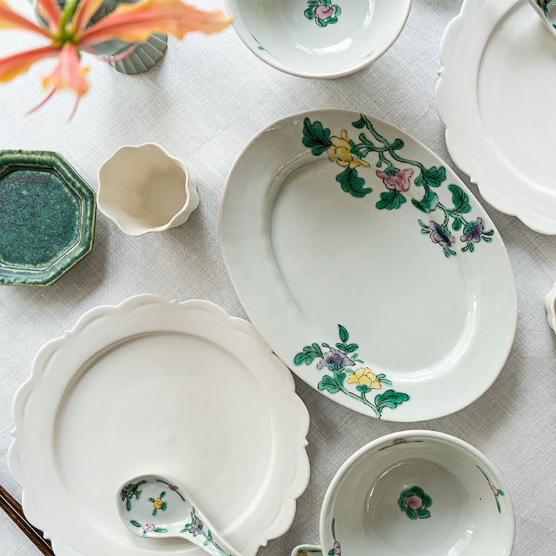 花彩る色絵と白磁のコーディネート