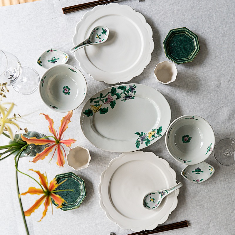 花彩る色絵と白磁のコーディネート