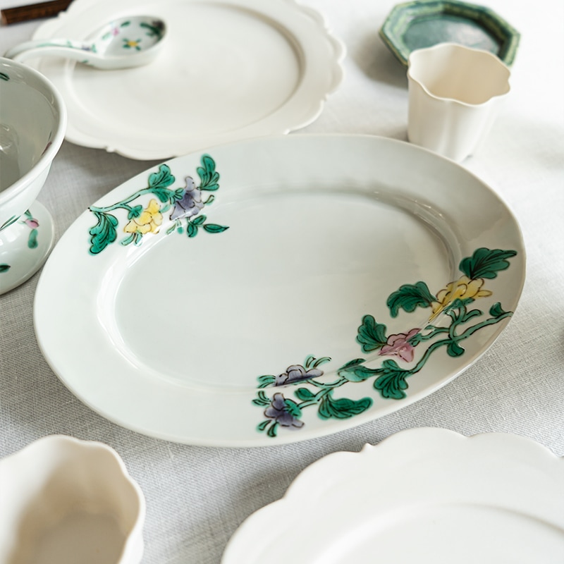 花彩る色絵と白磁のコーディネート