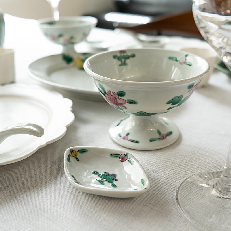 花彩る色絵と白磁のコーディネート