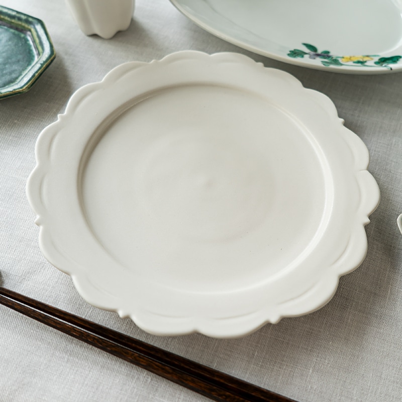 花彩る色絵と白磁のコーディネート