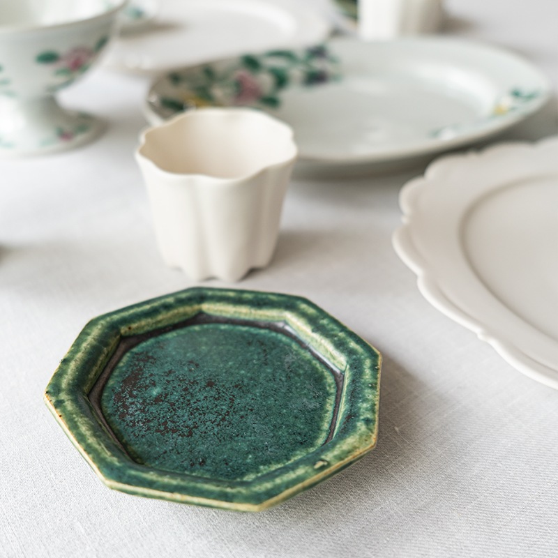 花彩る色絵と白磁のコーディネート