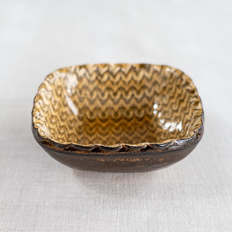 スリップウェア角鉢3寸(ヘリンボーン文様)　伊藤丈浩