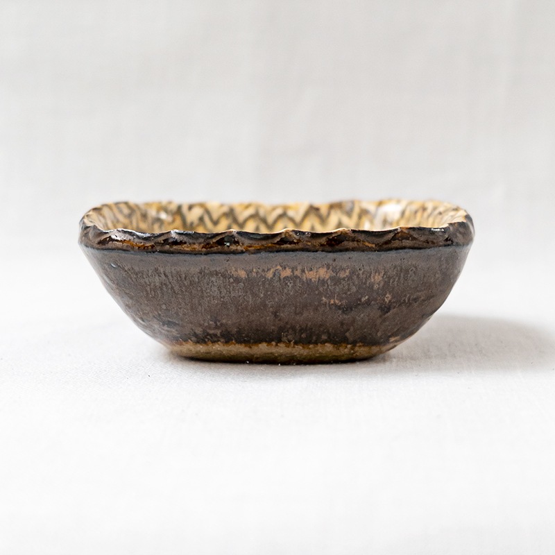 スリップウェア角鉢3寸(ヘリンボーン文様)　伊藤丈浩