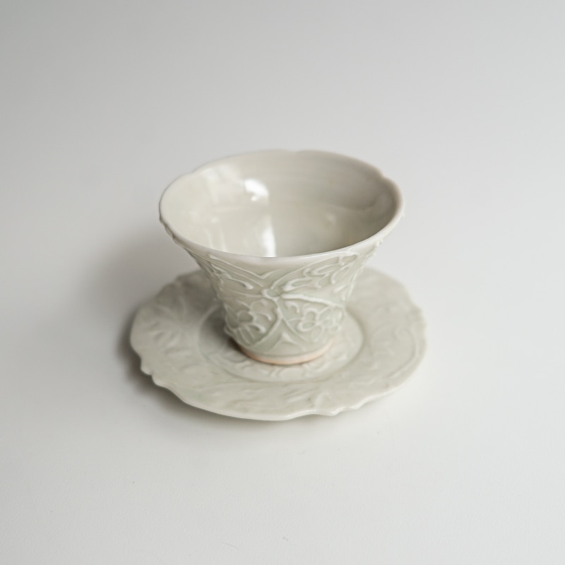 古美術品◼️蔵から出て来た、白い釉薬が美しい超特大サイズのお皿、花道具、茶道具 別注］青白磁花唐草稜花豆豆皿 前田麻美 | 全ての商品 | 【公式通販