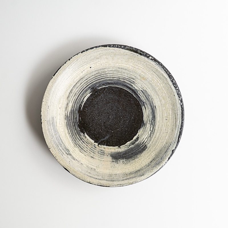 個展】黒地刷毛目6寸皿 尾形アツシ | 作家から選ぶ,尾形アツシ