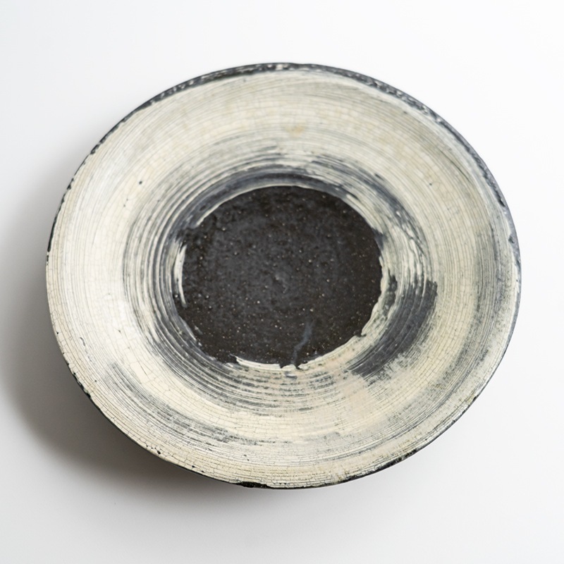 個展】黒地刷毛目6寸皿 尾形アツシ | 作家から選ぶ,尾形アツシ