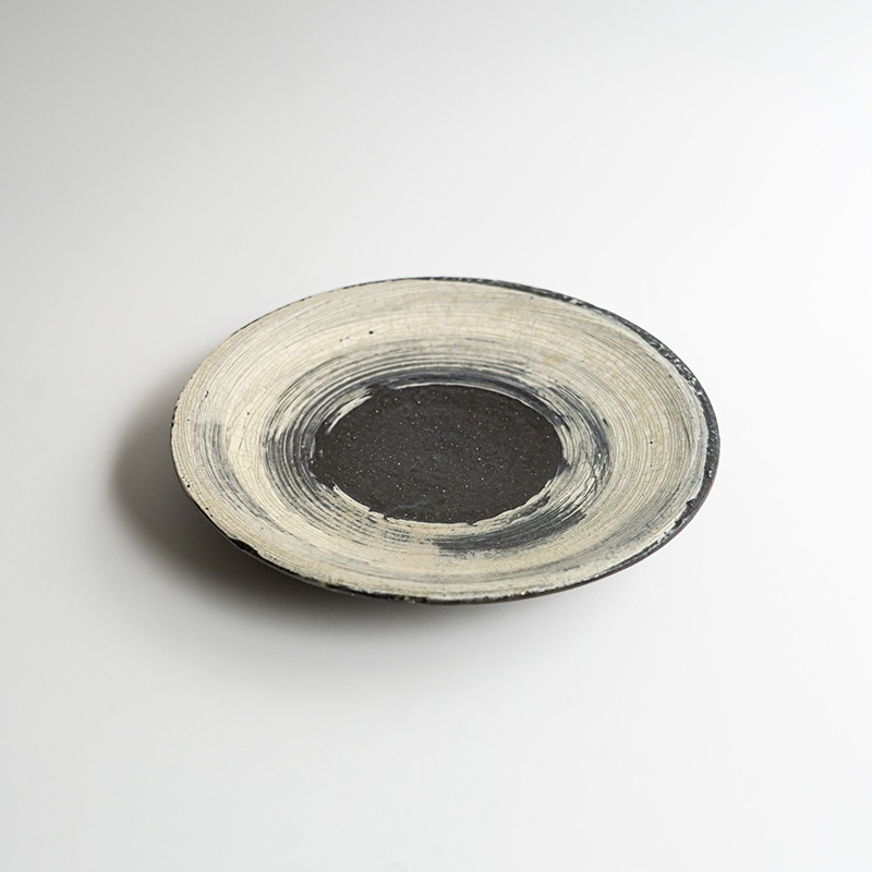 個展】黒地刷毛目6寸皿 尾形アツシ | 作家から選ぶ,尾形アツシ