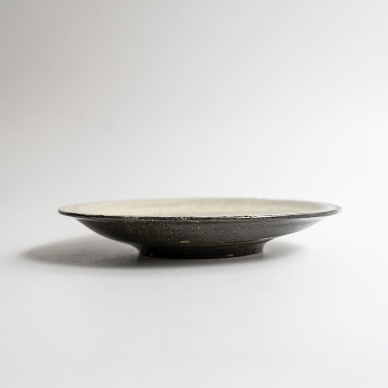 個展】黒地刷毛目6寸皿 尾形アツシ | 作家から選ぶ,尾形アツシ