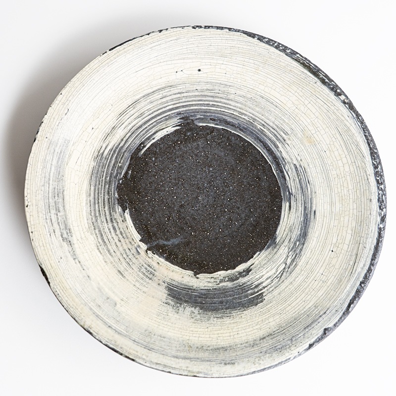 個展】黒地刷毛目6寸皿 尾形アツシ | 作家から選ぶ,尾形アツシ