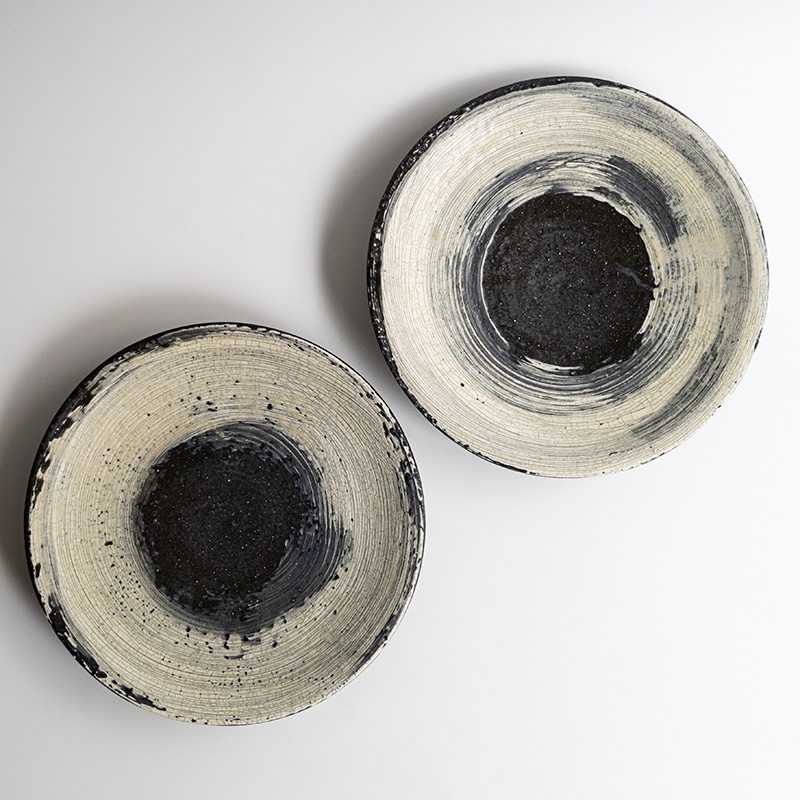 個展】黒地刷毛目6寸皿 尾形アツシ | 作家から選ぶ,尾形アツシ