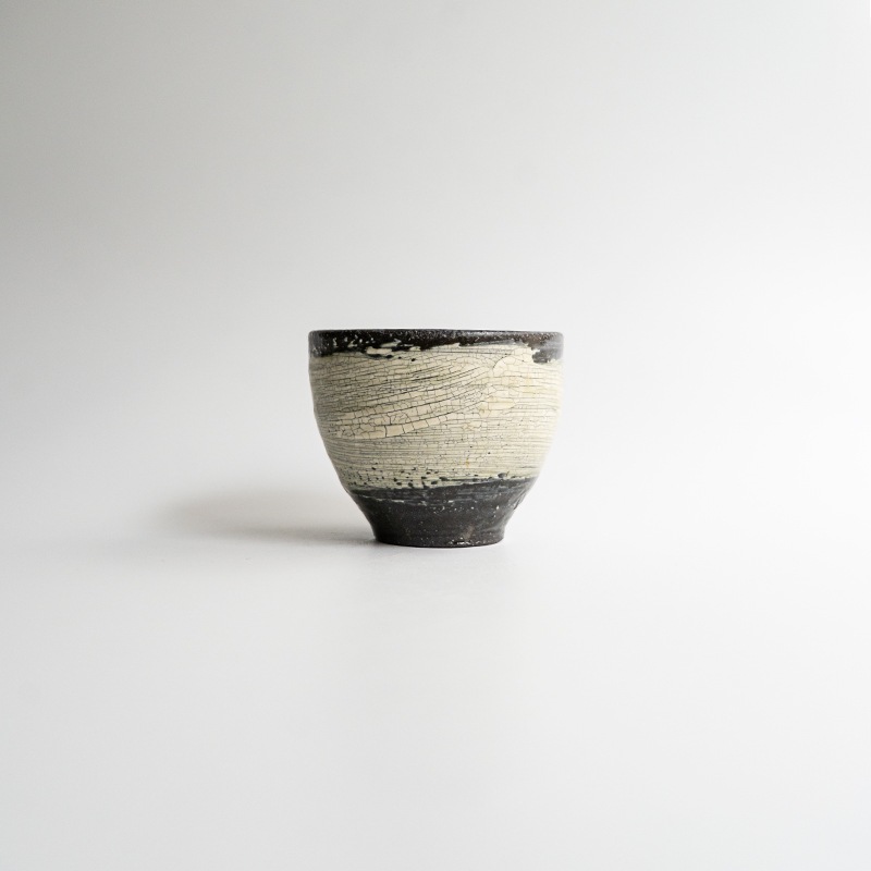 個展】黒地刷毛目小カップ 尾形アツシ | 作家から選ぶ,尾形アツシ